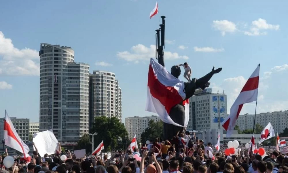 Λευκορωσία: Χιλιάδες διαδηλώνουν κατά του Λουκασένκο - Συλλήψεις και δακρυγόνα από την αστυνομία